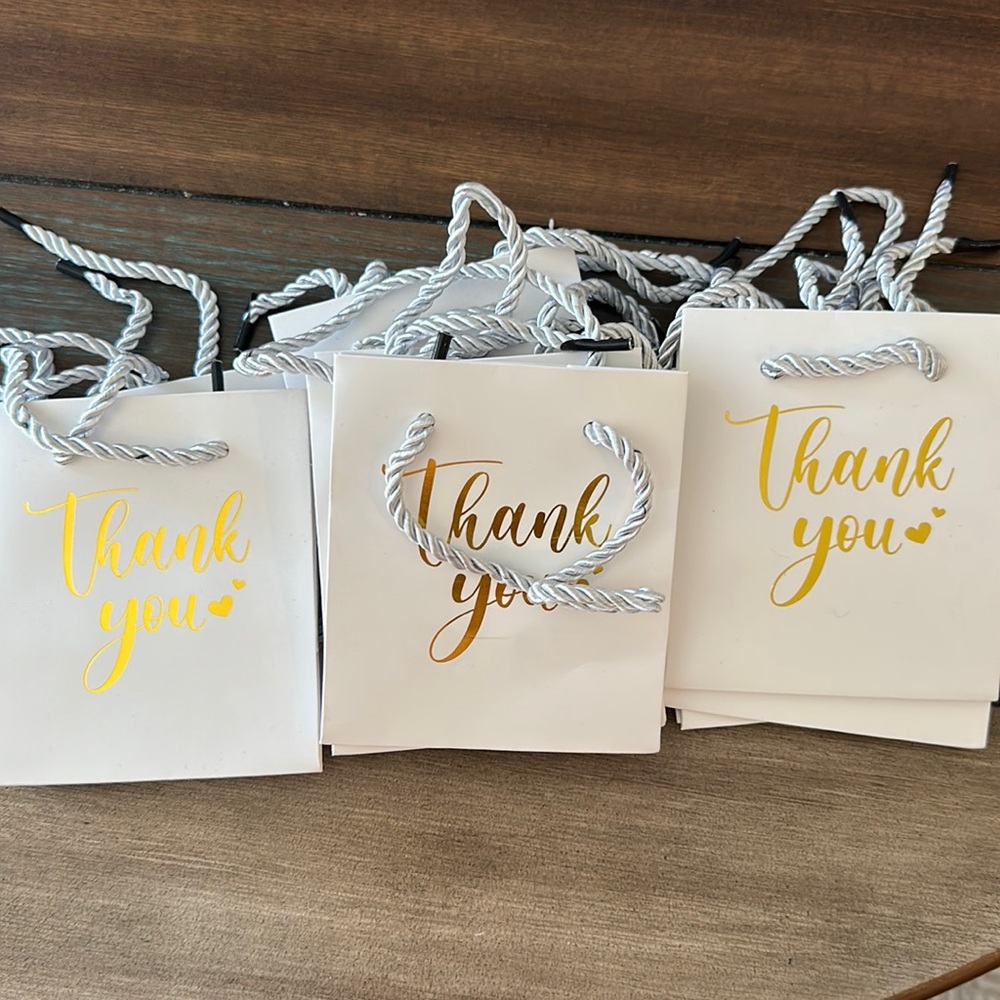 mini white and gold “Thank You” bags. Honoson from Amazon.